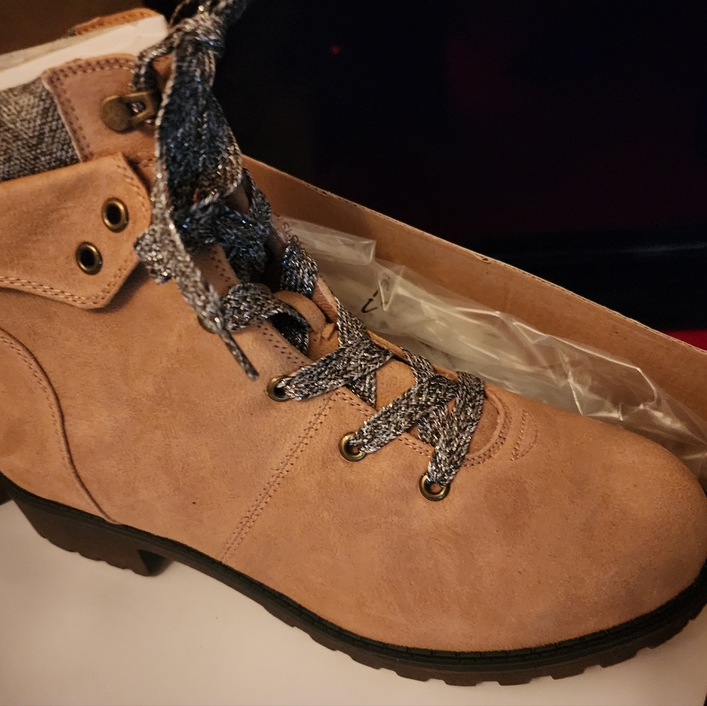 Womens size  11 boot natural color